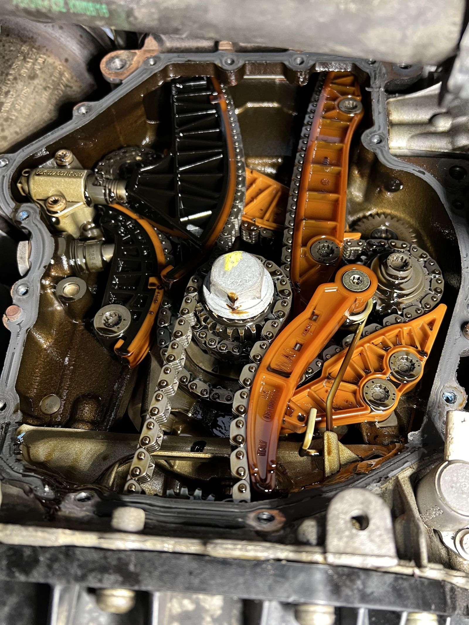 Geöffneter Motor mit Steuerkette und orangefarbenen Kettenführungen